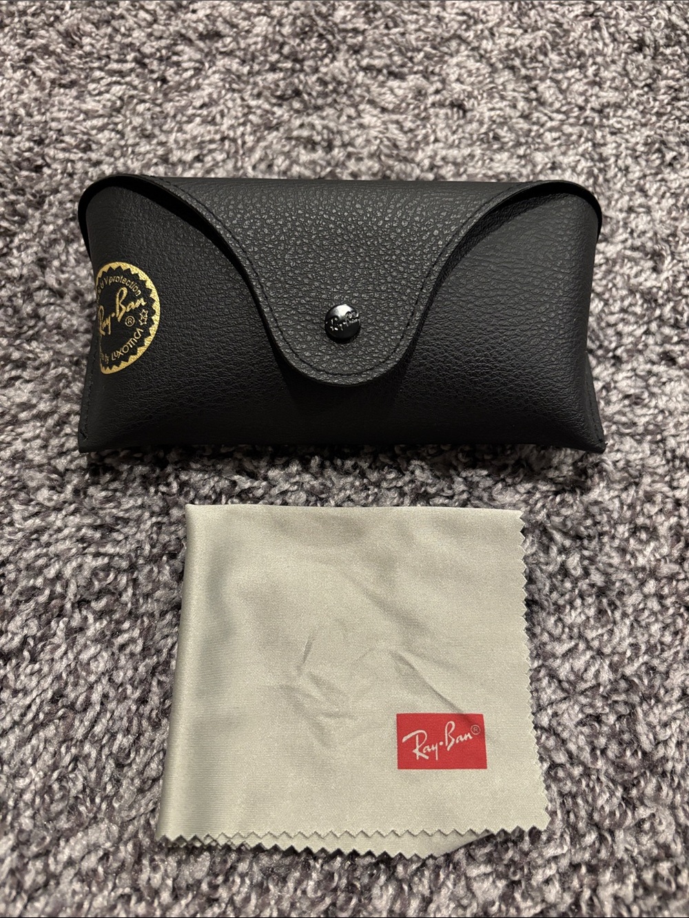 Ray-Ban Black Case with Light Gray and Cream Cleaning Cloths